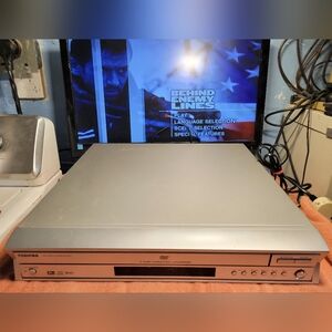 Toshiba SD-5915 DVD Player, 5 DVD carousel.